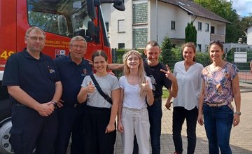Bild von Theaterdarsteller und Organisatoren